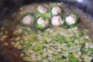 加入水，味极鲜，盐熬煮开