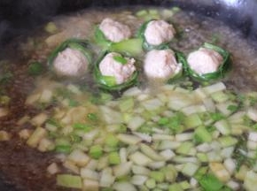 加入水，味极鲜，盐熬煮开