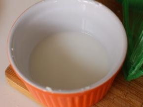 淀粉用凉水搅拌均匀