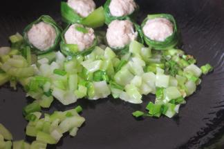 然后将油菜碎倒入翻炒