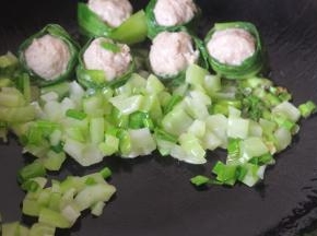 然后将油菜碎倒入翻炒