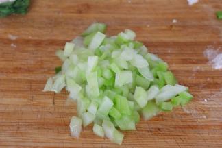 将刚下切掉的油菜头部切碎