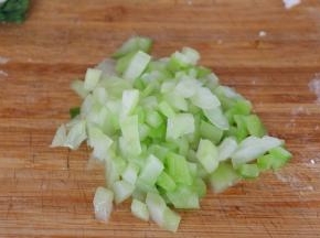 将刚下切掉的油菜头部切碎