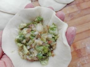 包入适量自己喜欢的馅料