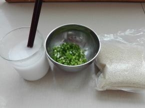 制作水煎包用的水：将玉米淀粉同水混合搅拌均匀即可