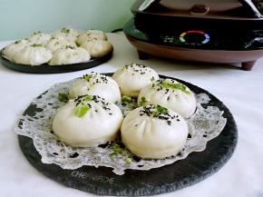 煎饼机提前预热，表面刷油