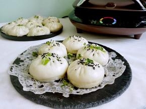煎饼机提前预热，表面刷油