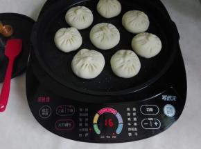 选择功能为水煎包，时间为自动设置的18分钟，放入醒发好的小包子