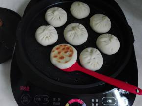 时间显示为14时，看一下小包子底部，已呈金黄色