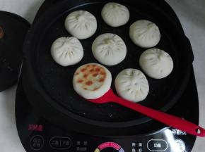 时间显示为14时，看一下小包子底部，已呈金黄色