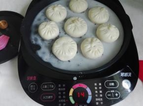 倒入水煎包所用水，盖信盘底即可