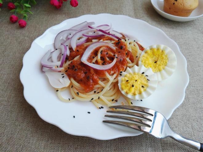 洋葱鸡蛋肉酱意面
