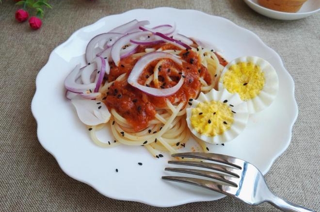 洋葱鸡蛋肉酱意面