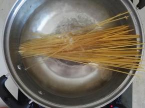 3、锅内重新加入水，烧开后加入意大利面，用筷子在锅内不停地搅拌，以防粘锅。