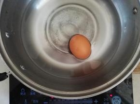 2、锅中加入适量的水，将鸡蛋放入，水开后，煮10分钟捞出晾凉。