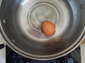 2、锅中倒入水，凉水加入鸡蛋，将鸡蛋煮熟，我喜欢吃全熟的，用了10分钟的时间煮鸡蛋，煮熟后捞出。