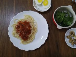 5、将意面捞出放入盘中，撕开肉酱的包装，倒在意面上。