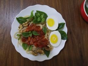 6、鸡蛋放入盘中，核桃和田七叶分别撒入盘中，喜欢吃芝麻的，可以撒芝麻哦。