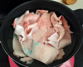 锅里面多做一些水，下料酒，姜片，猪皮