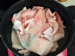 锅里面多做一些水，下料酒，姜片，猪皮