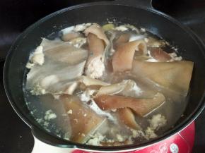 煮个十分钟左右，期间撇去浮沫