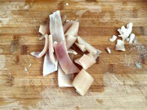 再把煮好的猪皮取出来，去除里面的内脂和表面的皮毛(内脂可以不用去除得彻底，因为这个不是做皮肉冻，但是表皮的皮毛一定要取干净，要不然那个口感哦......)。