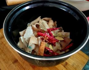 放入压力锅中，加入冰糖，干辣椒，桂皮，香叶，八角，花椒