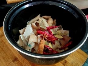 放入压力锅中，加入冰糖，干辣椒，桂皮，香叶，八角，花椒
