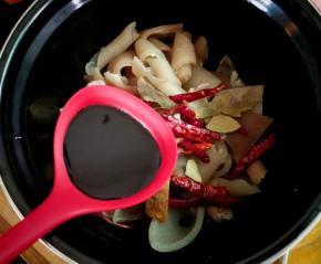 下生抽，老抽和没过食材的清水。