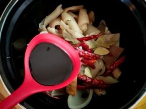 下生抽，老抽和没过食材的清水。