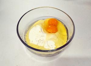 面粉，鸡蛋打入碗里