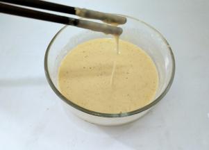 再慢慢加入清水，把筷子提起来，呈流水状往下滴的状态，这个过程一定要耐心，