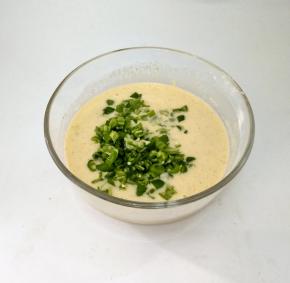 再加入切未的青椒拌匀