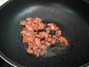 把培根放入锅中，小火煸至微黄，盛出备用。