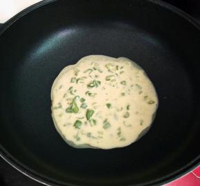 再把锅抺干净，不用放油，倒入面糊将其均匀的铺上一层。