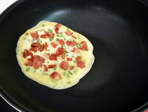 小火煎至定型，再翻面烙个几秒钟即可。