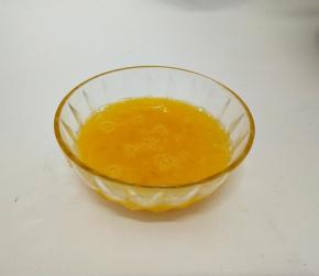 鸡蛋加盐打匀备用