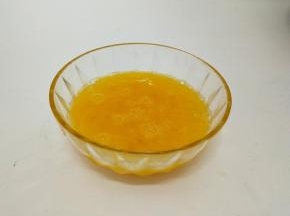 鸡蛋加盐打匀备用