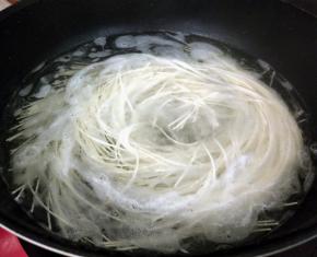 面条放水中煮至七成熟