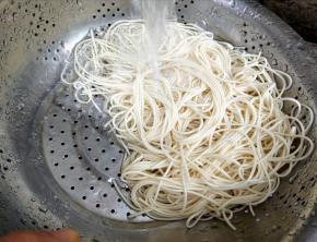 捞出冲凉水，沥水