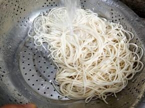 捞出冲凉水，沥水