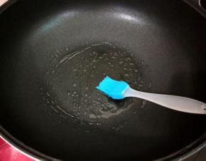 锅中刷上一层油