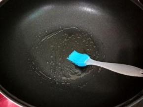 锅中刷上一层油