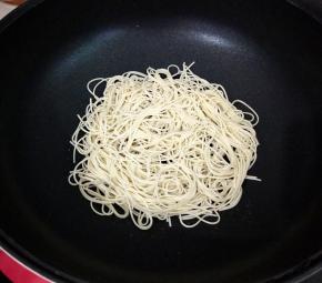 均匀的铺上一层面条