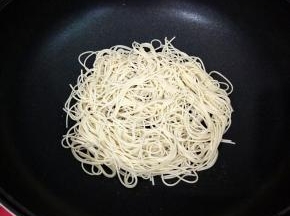 均匀的铺上一层面条