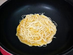 把蛋液淋入