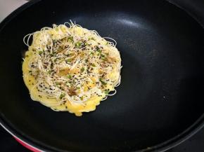 撒上一层的芝麻，五香粉，葱花，小火煎至定型，翻面