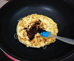 刷上一层豆瓣酱，切块即食