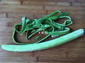 丝瓜去皮洗净;