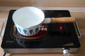 锅内倒入适量水，放入姜片，烧开；